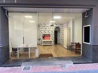 Business premise in Calle pedro alcazar 2. Local a pie de calle con escaparate, reformado y listo para entr