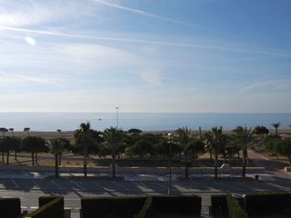 Casa bifamiliare in Passeig de l'arenal 100. Magnífica casa pareada en primera línea de mar en l'hospitalet d
