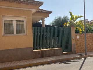 Chalet en Calle juan pablo ii 7. Si buscas una vivienda amplia, con privacidad, espacio exterior