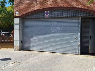 Autoparkplatz in Calle tarragona 6. Plaza de garaje amplia para coche grande y moto – zona pla d'en