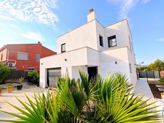 Casa a Carrer amadeu vives 11. Ven a descubrir por qué puede ser tu próximo hogar