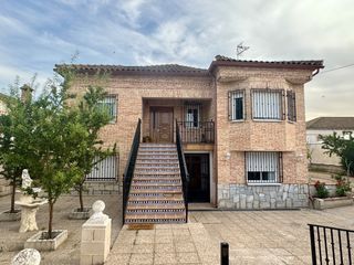 Chalet à Calle eras bajas  3. Exclusivo chalet independiente con piscina en parcela de 833 m²