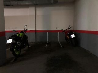 Lloguer Aparcament de moto a Marqués de viana 51. Plaza moto puerta automática en marqués de viana 51