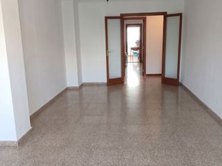 Piso en Benet pons i fàbregues 15. Amplio 3º con ascensor en finca tranquila: comodidad, espacio y