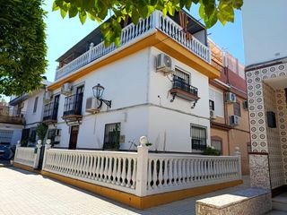 Casa in Calle rosalía de castro 11. Casa de esquina en santiponce