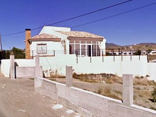 Xalet a Calle la loma  32. Chalet con las 3b.