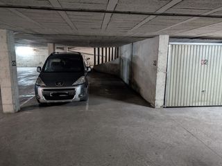 Location Parking voiture à Carrer joaquim vayreda 3. Plaça d'aparcament molt cèntrica per a cotxe petit o mitjà.