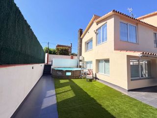 Chalet en Carrer de mossèn jacint verdaguer 128. Casa a 4 vientos de 339 m² reformada, con local comercial y gimn