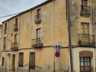 Casa in Plaça del doctor rovira 26. Dispone de anteproyecto para 5 pisos.