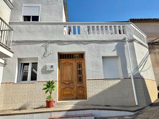 Casa adossada a Carrer sant roc 79. Preciosa y coqueta casa