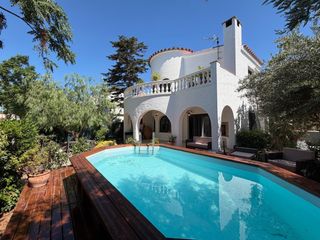 Casa en Requesens 171a. Maison 5 chambres sur beau terrain piscine à côté des plages et