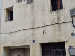 Maison jumelée à Carrer de les hortes 22. A reformar totalmente o derribarla.