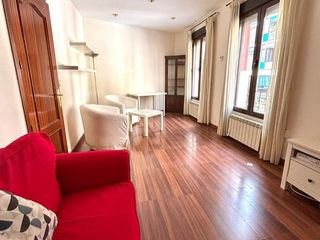 Pis a Jerónimo de la quintana 7. Piso exterior con 3 balcones a un paso de la calle fuencarral– g