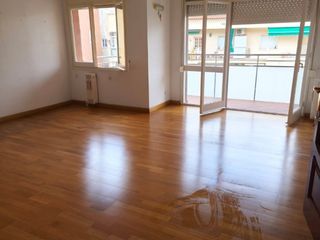 Piso en Santiago rusiñol 16. Preciosa finca!