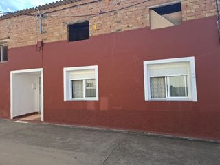 Casa adosada en Camino entrada 4. Se vende casa rural con patio y terreno edificable en fraella (h