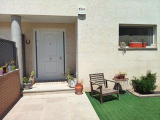 Casa adossada a Carrer lluís companys 353. Cuenta con placas solares