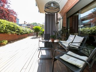 Appartement à Antoni puigvert 0. Preciosa y practica planta baja con terraza en mirasol