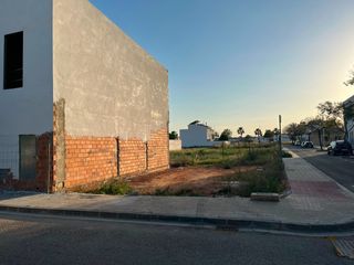 Terreno residencial en Avinguda de la generalitat 64. Parcela esquinera de 165 metros en la zona de la bega, silla