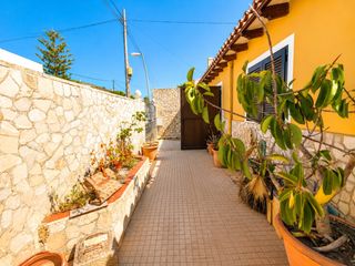 Chalet in Carrer comte villardonpardo 12. Más que una casa, un lugar donde empezar una nueva etapa.