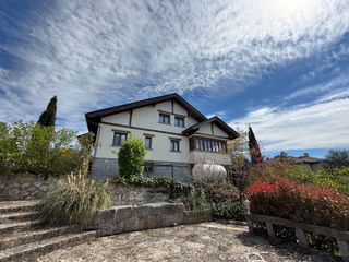 Chalet in Calle del miño 9. Estupendo chalet y magnifica parcela, en la mejor zona de manzan