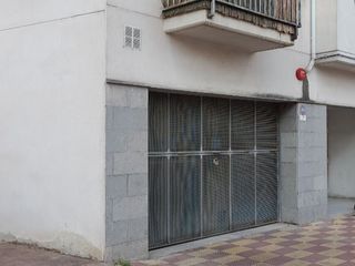 Car parking in Crta. provincial  241. Parquing grande para coche y moto