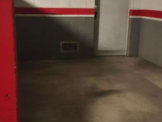 Aparcament cotxe a Ctra de rubí 220. Parking con gran trastero