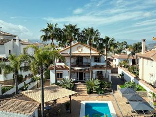 Casa a Calle laurel 7. Villa andaluza independiente y renovada con piscina, solárium, c