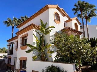 Haus in Calle laurel 7. Villa andaluza independiente y renovada con piscina, solárium, c