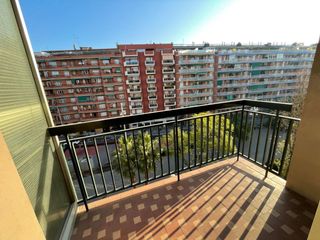 Alquiler Piso en Rambla badal 67. Acogedor piso con mucha luz.