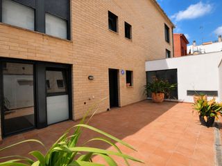 Piso en Carrer santa marta 75. Fantástica planta baja en segunda línea de mar con patio privado
