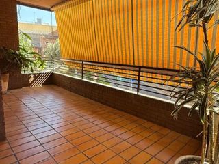 Miete Etagenwohnung in Mossen jacint verdaguer 50. Elegante y amplio piso con terraza, ascensor y gran salón comedo