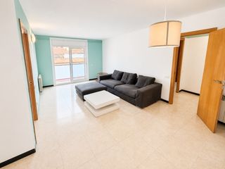 Piso en Sala boadella 15. Amplio y luminoso piso de 4 habitaciones con balcón en pleno cen