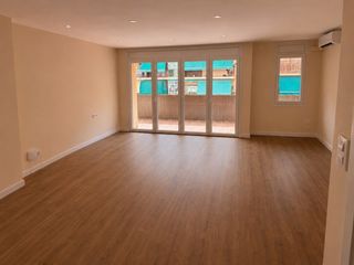 Etagenwohnung in Avenida sant esteve 18. Luminoso piso de 3 habitaciones con balcón en pleno centro de gr