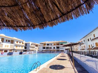 Pis a Avenida de ronda  100. Se vende apartamento con piscina cerca de la playa