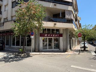 Miete Geschäftsraum in Carrer arquitecte gaudí 38. Local comercial muy luminoso con entradas por dos calles