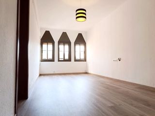Piso en Ferrocarrils catalans  81. Muy luminoso reformado,listo para entrar a vivir