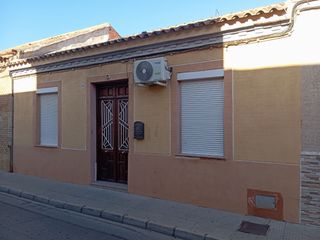 Casa in Calle villalar 8. Hermosa casa de planta baja con patio
