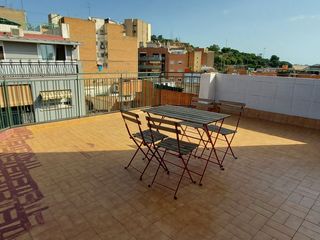 Miete Etagenwohnung in Salvador segui 13. Ático acogedor con gran terraza soleada junto al metro, reformad