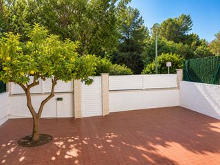 Semi detached house in Carrer de l'àliga 2. Chalet adosado con dos patios privados frente al bosque en bosco