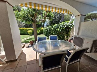 Apartament a Kaminies 2. Precioso apartamento esquinero con salida a la piscina a 5 minut