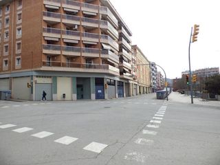 Miete Geschäftsraum in Avenida tudela  16. Local esquinero en pl. catalunya, manresa. 451 m² por 990€/mes.