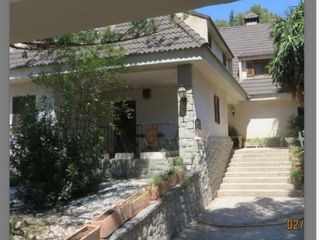 Chalet à Calle de jacinto benavente 3. Vivienda en el centro de la urbanización de santa apolonia