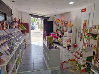 Traspàs Local Comercial a Anna maría ravell  11. Traspaso de tienda de golosinas, bebidas etc con servicio de paq