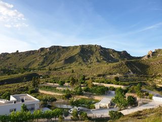 Xalet a Avenida del rio 8. Villa blanca, lugar de descanso y agroturismo.