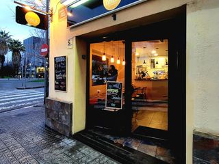 Traspàs Local Comercial a Josep coroleu 1. ¡gran oportunidad! traspaso de cafetería en pleno funcionamiento