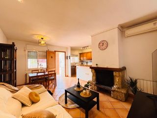 Casa a Carrer la sajolida 6. Casa con jardín, gran garaje y posibilidad de ampliación a solo