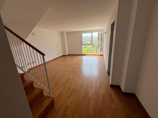 Miete Zweistöckige Wohnung in Mas perello 27. Espectacular dúplex luminoso con vistas a la montaña en gelida