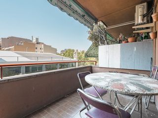 Pis a Viladomat 114. Piso alto, exterior, con terraza y muy luminoso en pleno centro