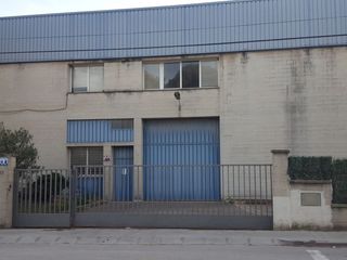 Miete Fabrikhalle in Ramon ciurans 42-44. Nave con tejado de sanwich de lana de roca