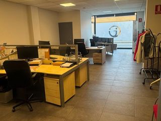 Rent Business premise in Avenida santiga 34. Local comercial reformado a pie de calle – 135 m² – santa perpèt